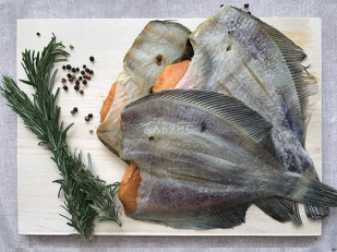 Арахис со вкусом бекона: Камбала камчатская вяленая с икрой